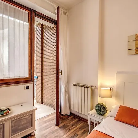 Trastevere Konukevi 4*